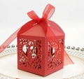 Detalle de caja de boda roja cortada con láser con patrón de corazón y cinta - Rojo Perlado