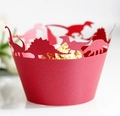Gros plan sur les contours de cupcakes dinosaures rouges découpés au laser avec motifs - Rouge Perlé
