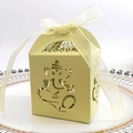Dettaglio della scatola regalo Ganesha intagliata con fiocco bianco su piatto di porcellana - Verde chiaro