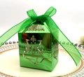 Boîte cadeau verte métallique avec découpe d'éléphant et nœud en ruban sur une assiette - Vert Réfléchissant