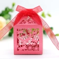 Detalle de caja de dulces roja brillante cortada con láser con motivos de aves y flores - Rojo Perlado