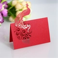 Elegante segnaposto rosso scuro con pavone intagliato a laser per decorazioni di matrimoni - Rosso Perlato