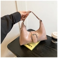 Borsa sottobraccio minimalista in vernice rosa nude con fibbia tonda argento - Rosa