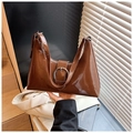 Borsa sottobraccio in pelle verniciata marrone con grande fibbia metallica argentata - Marrone