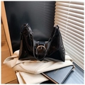 Borsa sottobraccio in vernice nera lucida con fibbia argento su trench beige chiaro - Nero