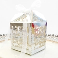 Caja de dulces plateada cortada con láser con motivos florales y cinta organza - Plata Reflectante