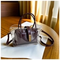 Dettaglio della borsa in PVC trasparente con pochette bordeaux e chiusura dorata - Borgogna