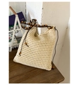 Gros plan du sac seau au crochet beige avec bandoulière en perles de bois - Blanc Cassé
