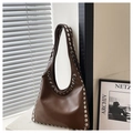 Borsa hobo in pelle testa di moro con borchie argentate e tracolla lunga regolabile - Marrone