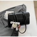 Dettaglio borsa a spalla nera lucida con fiocco in pizzo e ciondolo a cuore di perla - Nero (con pendente)