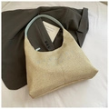 Detail der beige gewebten Hobo-Tasche mit hellblauem Lederriemen und Markenlogo - Blau