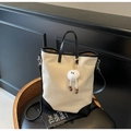 Bolso tote de lona minimalista con ribete de cuero negro y un colgante de peluche - Negro