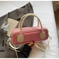 Detalle del bolso baguette rosa con ribete en contraste y cierre de cremallera metálica - Rosa