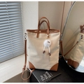 Bolso tote minimalista de lona crema con detalles en cuero marrón y pompón de peluche - Marrón
