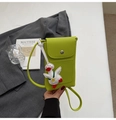 Dettaglio borsa porta cellulare verde neon motivo litchi con papera cartoon e fibbia magnetica - Verde con Pendente