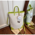 Bolso tote de lona beige con bordes de cuero verde y un lindo colgante de peluche - Verde