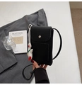 Dettaglio della mini borsa a tracolla in pelle nera con ciondolo a forma di papera bianca - Nero con ciondolo