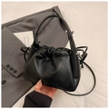 Nahaufnahme der schwarzen Beuteltasche mit Kordelzug und Lychee-Maserung auf Stoff - Einheitsgröße / Schwarz