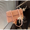 Borsa a spalla rosa in ecopelle plissettata con ciondolo a perla e patta frontale - Rosa (con pendente)