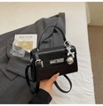 Dettaglio borsa in pelle lucida nera con chiusura argento e ciondolo a forma di cane - Nero (Con Ciondolo)