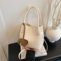 Schicke beige Beuteltasche aus Leder mit Elefanten-Anhänger und flexiblen Riemen - Weiß