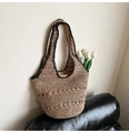 Borsa tote in paglia intrecciata a mano con bordo nero su sedile in pelle - Cachi