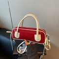Bolso cilíndrico moderno en contraste rojo y blanco con asas dobles y correa delgada - Burdeos