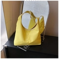Detalle de un bolso de hombro de media luna amarillo brillante con diseño minimalista - Amarillo