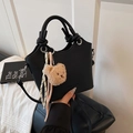 Schwarze Eimertasche mit Narbenleder, Plüschbär-Anhänger und dekorativem Seidenschal - Schwarz