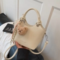 Offwhite Bucket Bag mit Litschitextur, Bärenanhänger und Seidenschal-Dekor - Gebrochenes Weiß