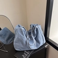 Borsa tote in denim blu con cinturini con occhielli argento e design casual - Azzurro