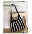 Dettaglio della borsa tote intrecciata a righe verticali bianche e nere con tracolla - Strisce Bianche e Nere