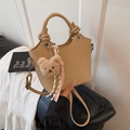 Khaki Beuteltasche mit Knotengriff, Teddybär-Anhänger und gestreiftem Band-Dekor - Khaki