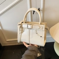Sac à main structuré crème élégant avec détail de boucle et bandoulière réglable - Blanc