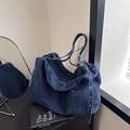 Grande borsa tote in denim blu scuro con tracolla con occhielli metallici e zip - Blu scuro
