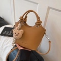 Braune Beuteltasche aus Leder mit Knotengriff und Bärenanhänger für den täglichen Pendelverkehr - Braun