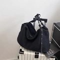 Borsa tote minimalista in tela nera con occhielli argentati e tracolla regolabile - Nero