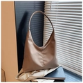 Bolso hobo caqui de gran capacidad con costuras verticales y diseño minimalista - Caqui