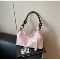 Borsa a spalla rosa ricamata con farfalle, manico in perline di legno scuro e nappa - Rosa