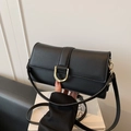 Elegante borsa a spalla in pelle nera con fibbia a forma di U dorata decorativa - Nero