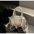 Bolso plateado metálico con colgante de lazo de perlas y correa de hombro ajustable - Plata (Con Colgante)