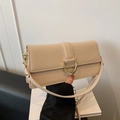 Borsa sottospalla bianco crema con fibbia a D dorata e tracolla in pelle minimalista - Albicocca