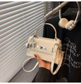 Elegante borsa a mano Kelly in pelle crema con dettagli argento e ciondolo barboncino - Giallo (Con Ciondolo)