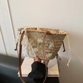 Stroh-Eimertasche mit Gänseblümchen-Stickerei und weißer Spitzenschleife für den Strand - Khaki Mit Seidenschal