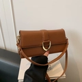 Elegante borsa sottobraccio in pelle marrone con grande fibbia dorata a D e patta - Marrone