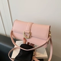 Sac bandoulière rectangulaire rose clair avec boucle métallique dorée en forme de D - Rose