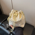 Bolso saco bordado de mariposas crema con asa de perlas y correa de cadena dorada - Beige