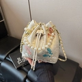 Bolso saco beige con bordado floral, asa de perlas y correa de cadena de estilo clásico - Beige
