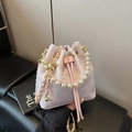 Bolso saco rosa de estilo chino con bordado floral y elegante asa de perlas - Mariposa Rosa
