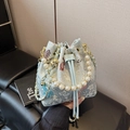 Bolso saco bordado azul claro con asa de perlas y cadena en estilo Chinoiserie - Azul